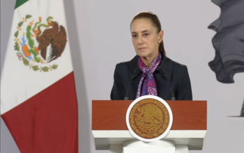 a presidenta Claudia Sheinbaum frente al podio con el escudo nacional durante una conferencia de prensa, en el contexto de la captura de El Titán en Matamoros