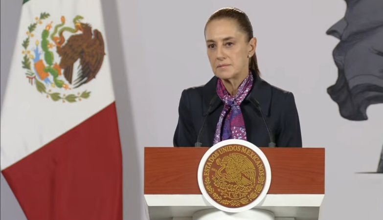 a presidenta Claudia Sheinbaum frente al podio con el escudo nacional durante una conferencia de prensa, en el contexto de la captura de El Titán en Matamoros