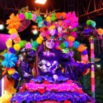 Catrina en desfile del Festival de la Catrina 2026 en Nuevo Laredo, con vestuario colorido y alas de mariposa monarca