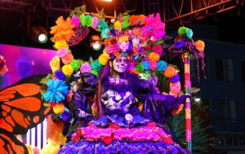 Catrina en desfile del Festival de la Catrina 2026 en Nuevo Laredo, con vestuario colorido y alas de mariposa monarca