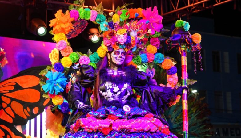 Catrina en desfile del Festival de la Catrina 2026 en Nuevo Laredo, con vestuario colorido y alas de mariposa monarca