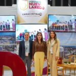Carmen Lilia Canturosas, alcaldesa de Nuevo Laredo, posa junto a dos acompañantes en el stand del Gobierno de Nuevo Laredo en Expo Tampico.