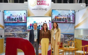 Carmen Lilia Canturosas, alcaldesa de Nuevo Laredo, posa junto a dos acompañantes en el stand del Gobierno de Nuevo Laredo en Expo Tampico.
