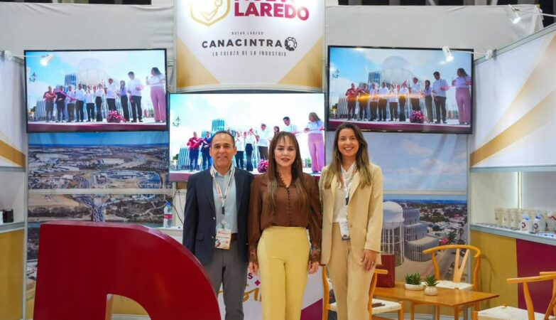 Carmen Lilia Canturosas, alcaldesa de Nuevo Laredo, posa junto a dos acompañantes en el stand del Gobierno de Nuevo Laredo en Expo Tampico.