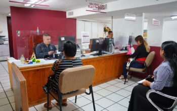 Personas son atendidas en la Oficina Municipal de Enlace con la SRE para el trámite y la entrega de pasaportes en Nuevo Laredo