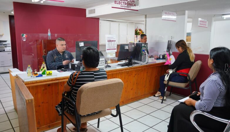 Personas son atendidas en la Oficina Municipal de Enlace con la SRE para el trámite y la entrega de pasaportes en Nuevo Laredo