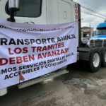 Tractocamiones con mantas durante el paro nacional de transportistas en Tamaulipas