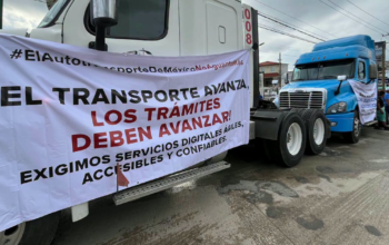 Tractocamiones con mantas durante el paro nacional de transportistas en Tamaulipas
