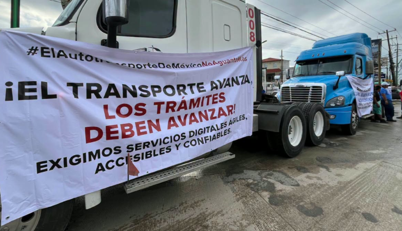 Tractocamiones con mantas durante el paro nacional de transportistas en Tamaulipas